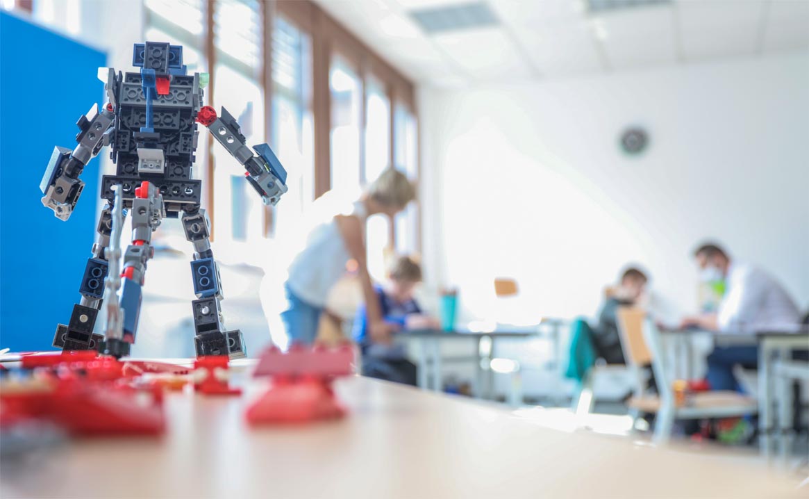 Heinz von Förster Schule - Klassenzimmer - im Vordergrund ein Legoroboter